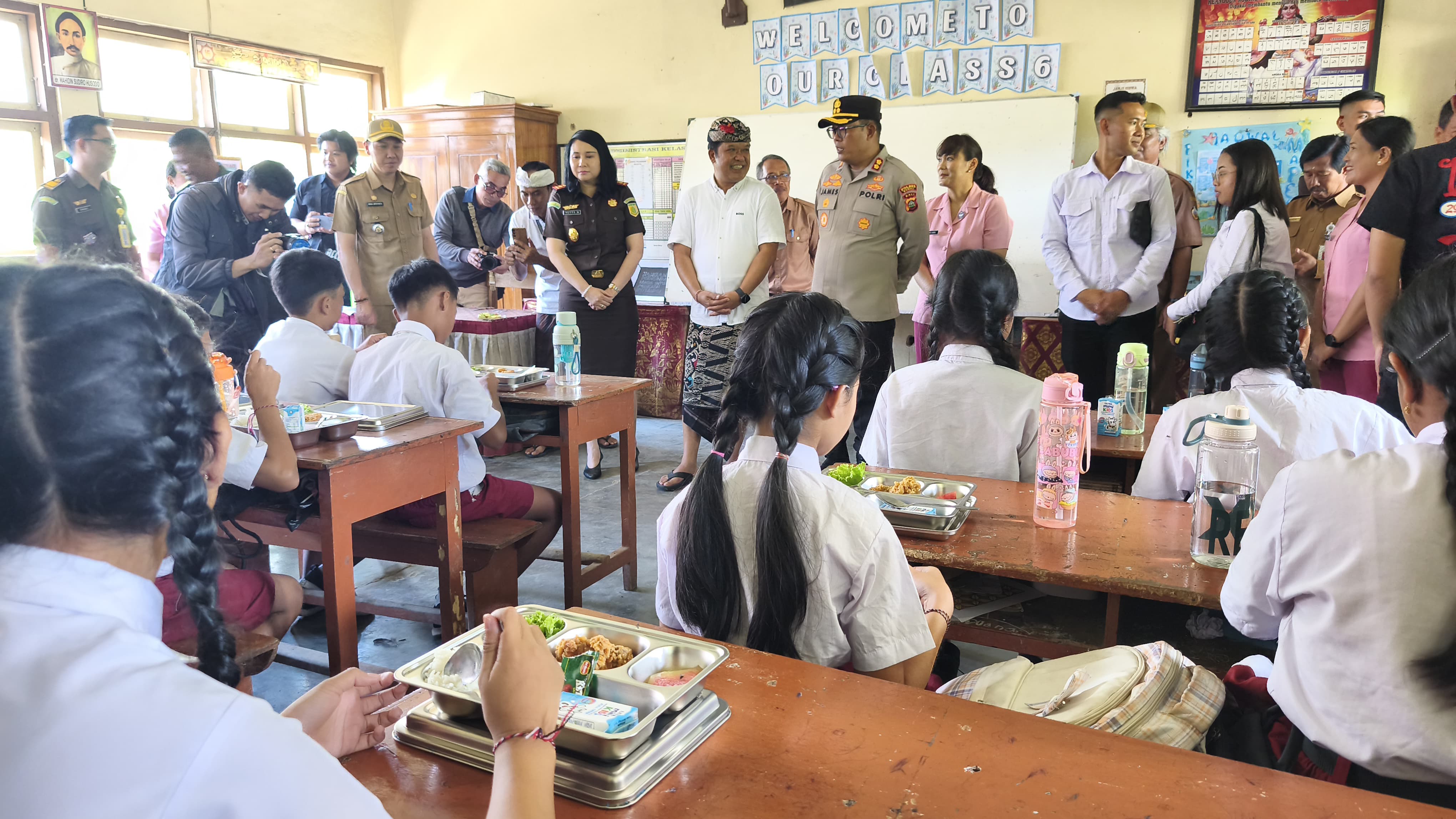 Bupati Bangli Tinjau langsung Peluncuran Program Makanan Bergizi Gratis di SD 4 Tiga. 