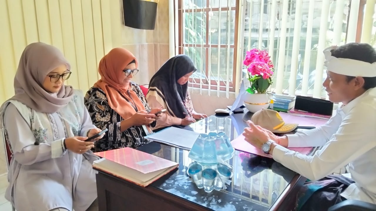RPKB 102.4 FM Dievaluasi Kepatuhannya. Kadis Kominfo siapkan dokumen bersiaran, tunjukkan kesiapan. 