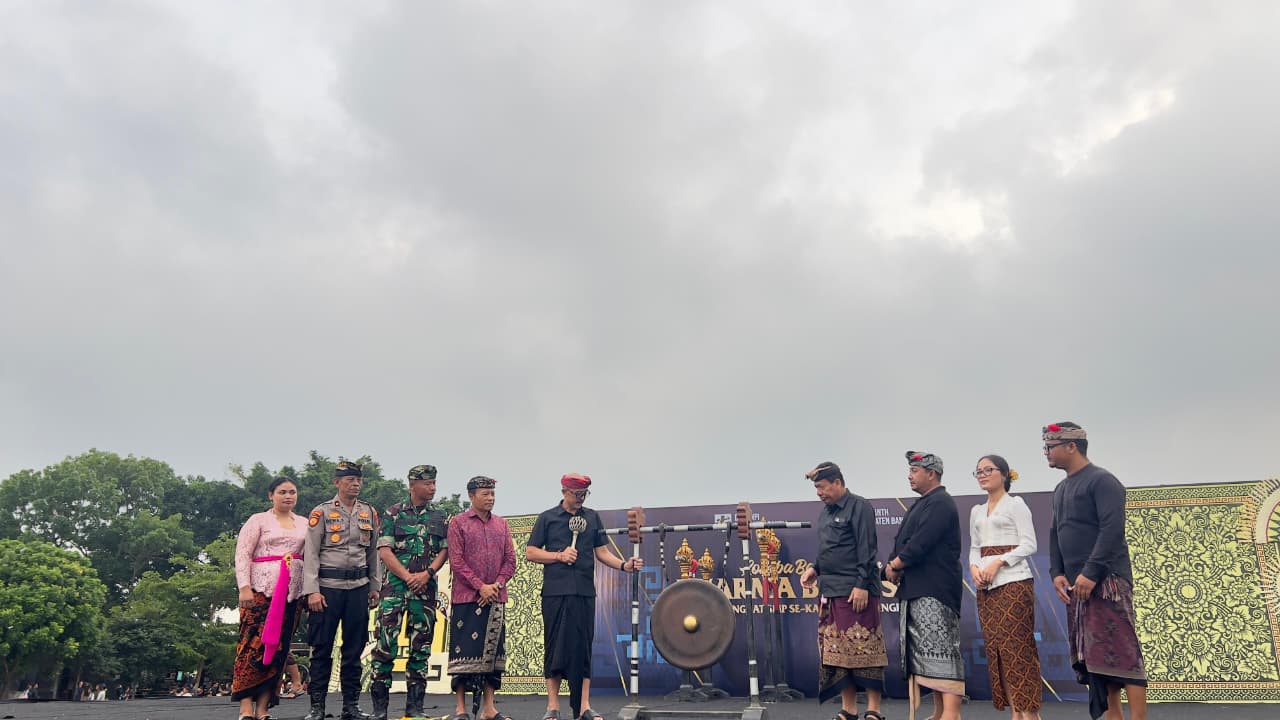 Heboh! 11 Sekaa Baleganjur SMP Bertarung Sengit di Alun-alun Bangli, meriahkan hari pahlawan 10 November. 