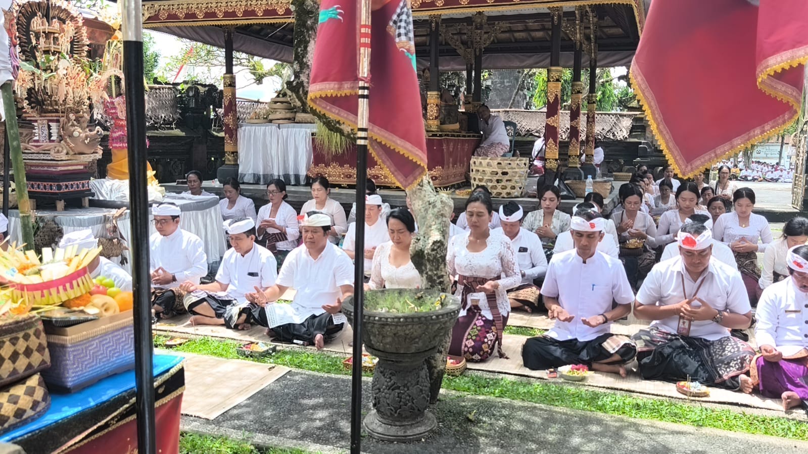 Bupati Bangli Hadiri Upacara Nyatur Piodalan Di Padmasana Kantor Bupati: Doakan Keselamatan dan Kemakmuran.