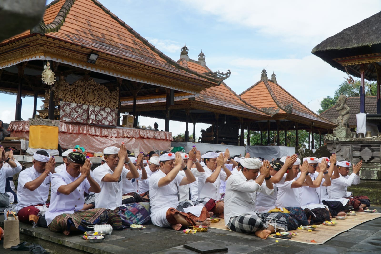 Awali Haluan Pembangunan Bali 100 Tahun, Bupati Sedana Arta Gelar Persembahyangan di Pura Kehen