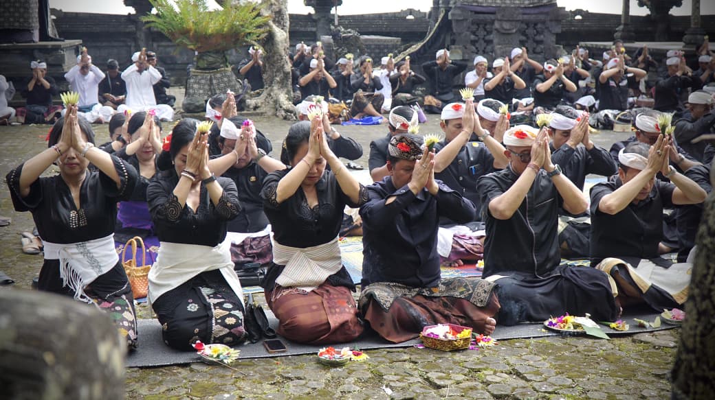Pimpin Prosesi Nedunang Ida Bhatara Batumadeg, Bupati Sedana Arta Ngiring ke Penataran Agung Besakih