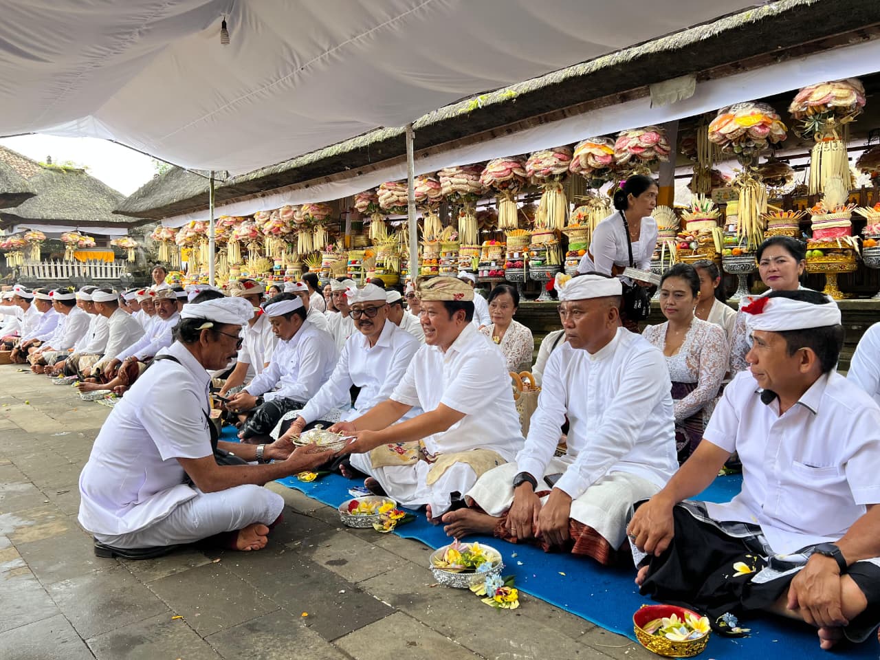 Bupati Sedana Arta Pimpin Bhakti Penganyar di Pura Gunung Raung. 
