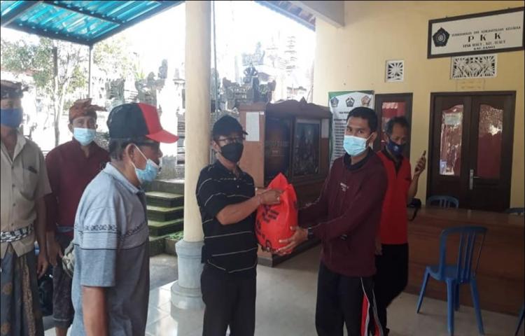 PENYERAHAN PAKET SEMBAKO DI DESA SUSUT